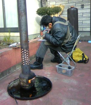 外での作業には、廃油ストーブが大活躍！(^^)